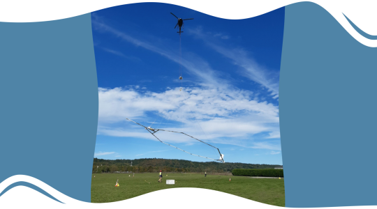 Hélicoptère en vol tractant une antenne hexagonale permettant de faire des relevés géophysiques (source : BRGM)