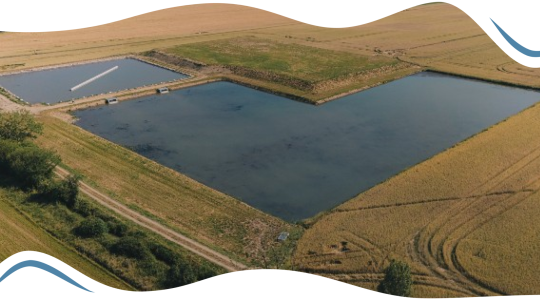 Image aérienne du site d’infiltration montrant 2 bassins remplis d’eau : le bassin de décantation et le bassin d’infiltration 

Source : Cd31 - Aurélien Ferr