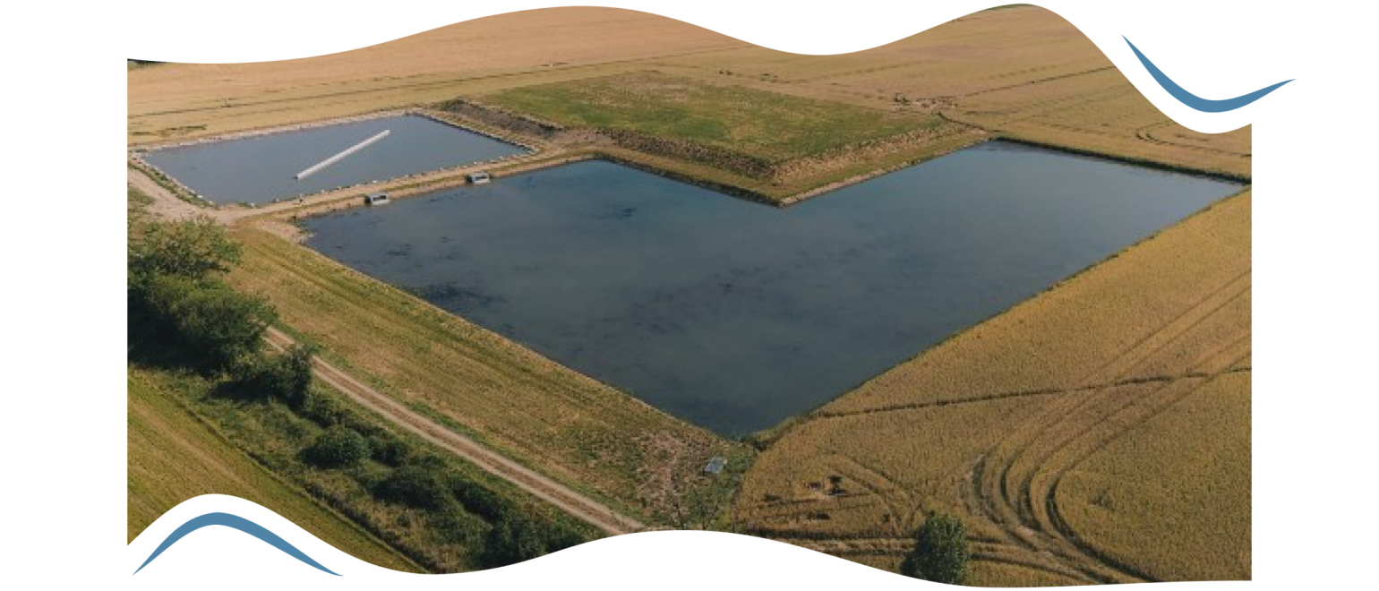 Image aérienne du site d’infiltration montrant 2 bassins remplis d’eau : le bassin de décantation et le bassin d’infiltration 

Source : Cd31 - Aurélien Ferr