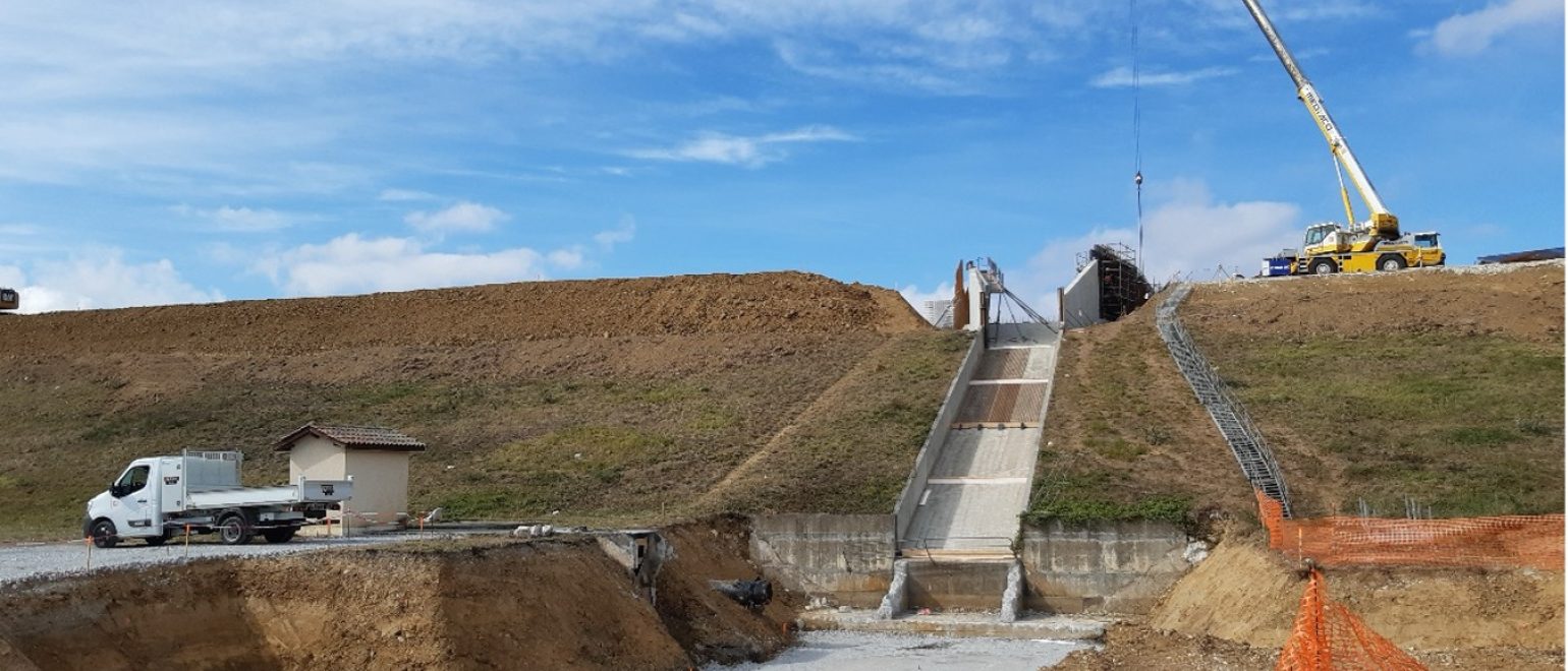 Travaux d’augmentation du gabarit de l’évacuateur de crue sur le barrage de Savères par le SM GALT (automne 2023) ©Conseil départemental de la Haute-Garonne